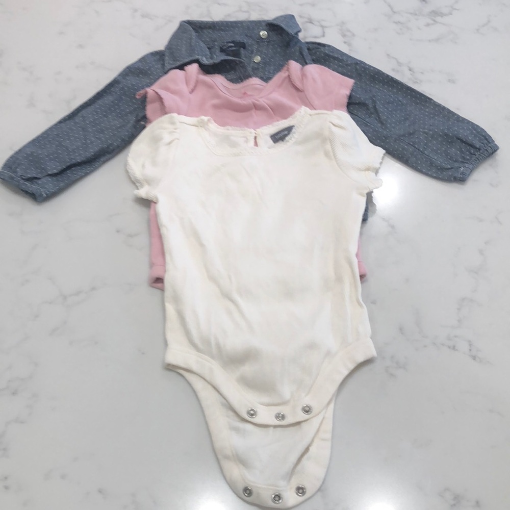 Size 18-24M(x3) babyGap bodysuits